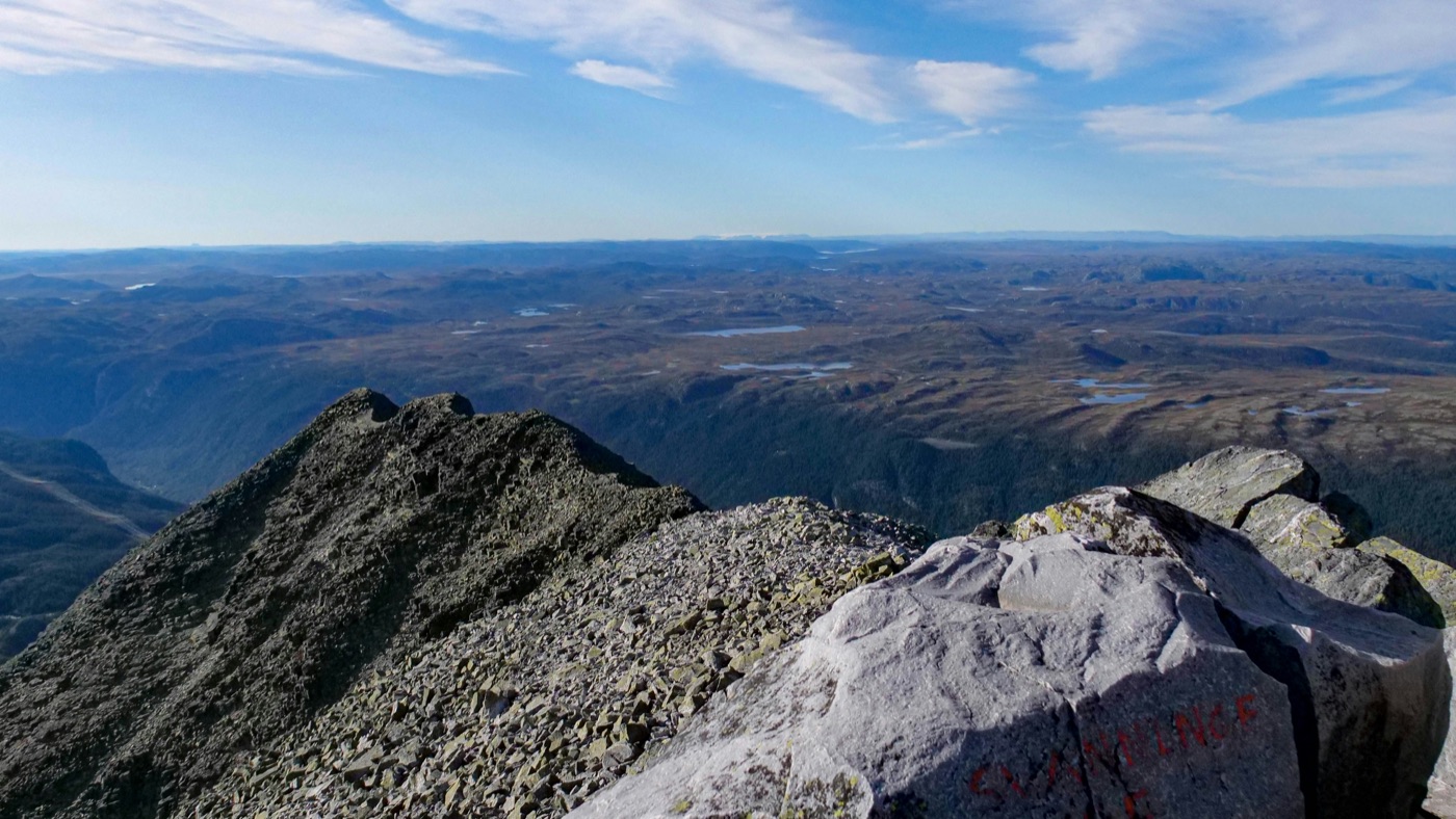 Open mountain terrain above the Sognefjord on the Bergefjellet route